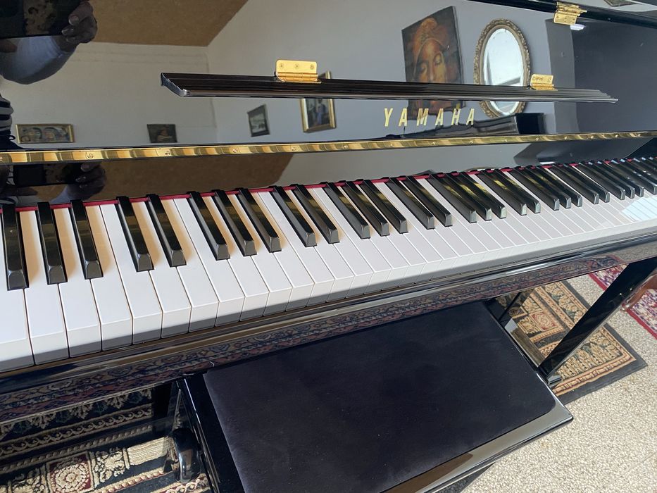 Piękne, czarne pianino Yamaha B2