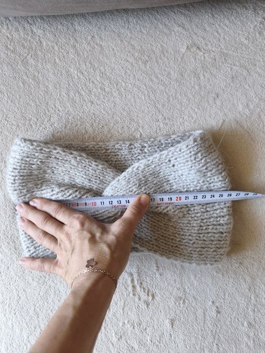 Beżowa opaska na głowę