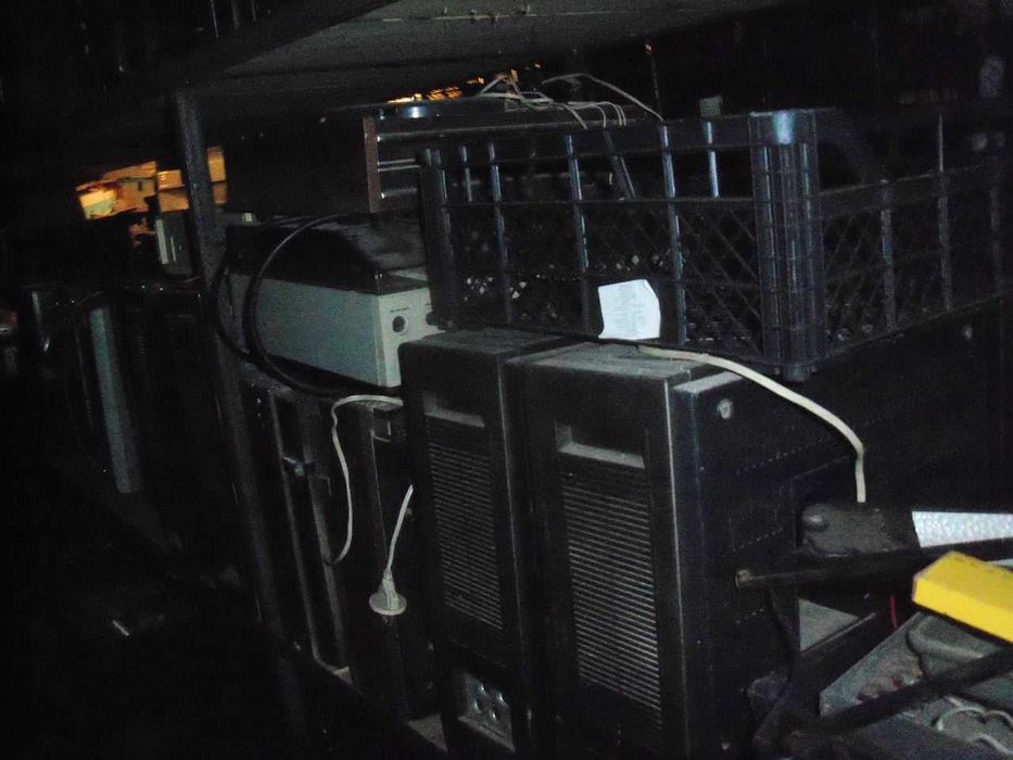 Телевизор, усилитель, монитор, динамические головки.