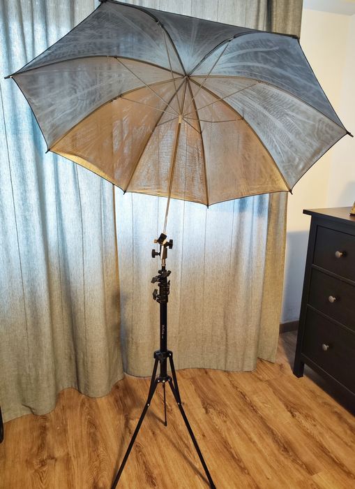 Tripé para sombrinhas + sombrinha cinza