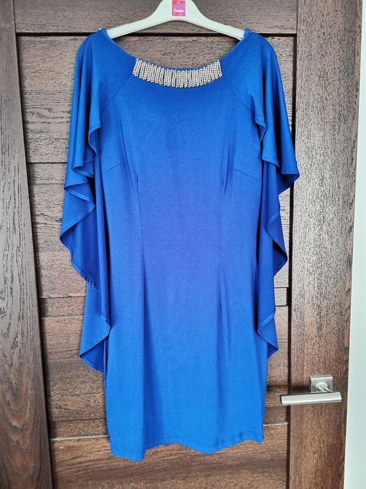 Sukienka szafirowa z peleryną