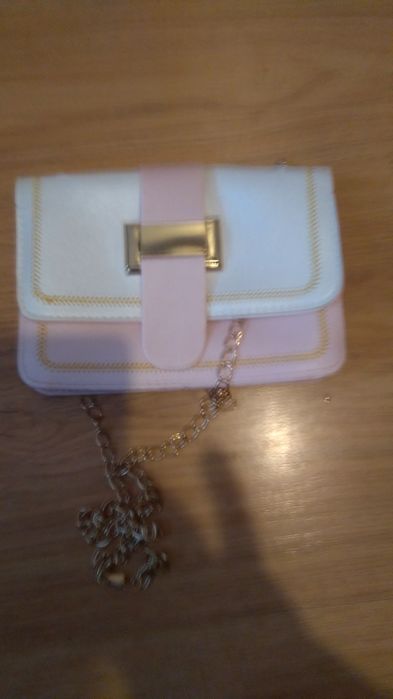 Torebka damska na łańcuszku