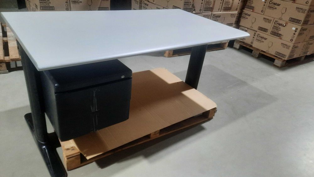 Lote de 5 secretárias e 16 armários de escritórios