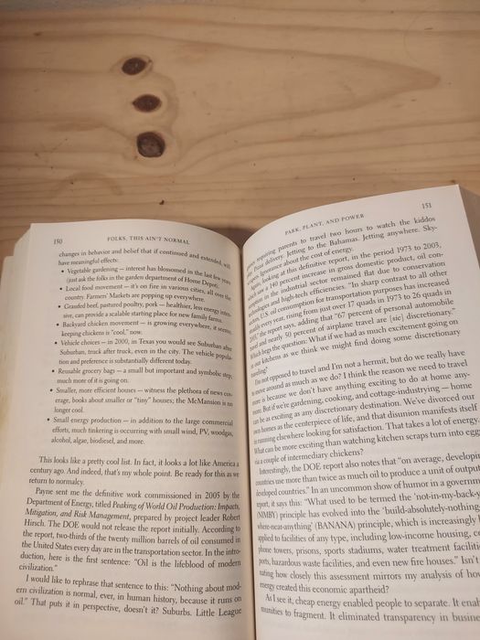 Livro "Folks, This Ain't Normal" de Joel Salatin – usado