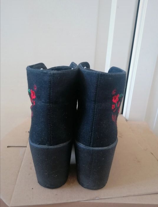 Sznurowane botki na obcasie