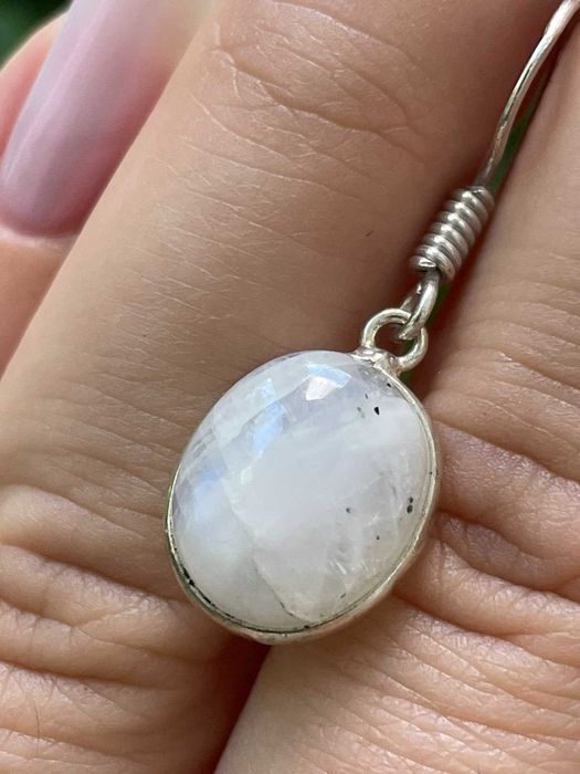 Серьги с лунным камнем покрытые серебром 925 пробы