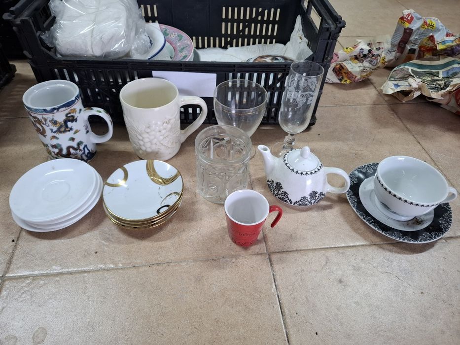 Vende se 5 cestos de artigos novos, usados,antiguidades  vender  junto