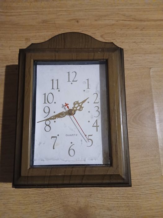 Zegar ze schowkiem na klucze