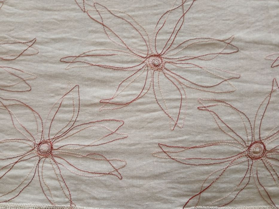 Caminho de mesa bordado com picô em renda