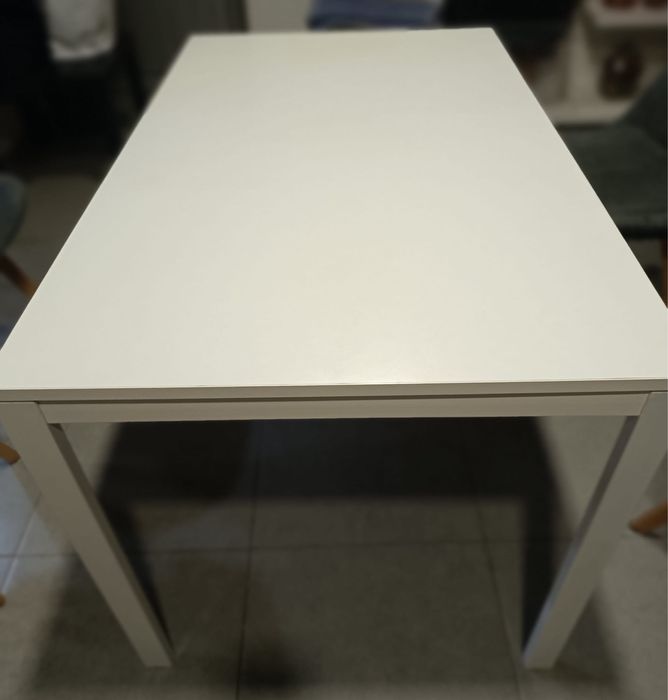 Vendo quatro  cadeiras em tecido cinza e uma mesa branca