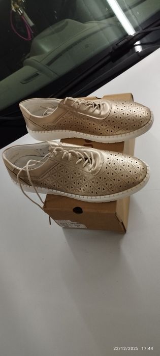 Par de sapatos novos de senhora, 41. Em Loulé.