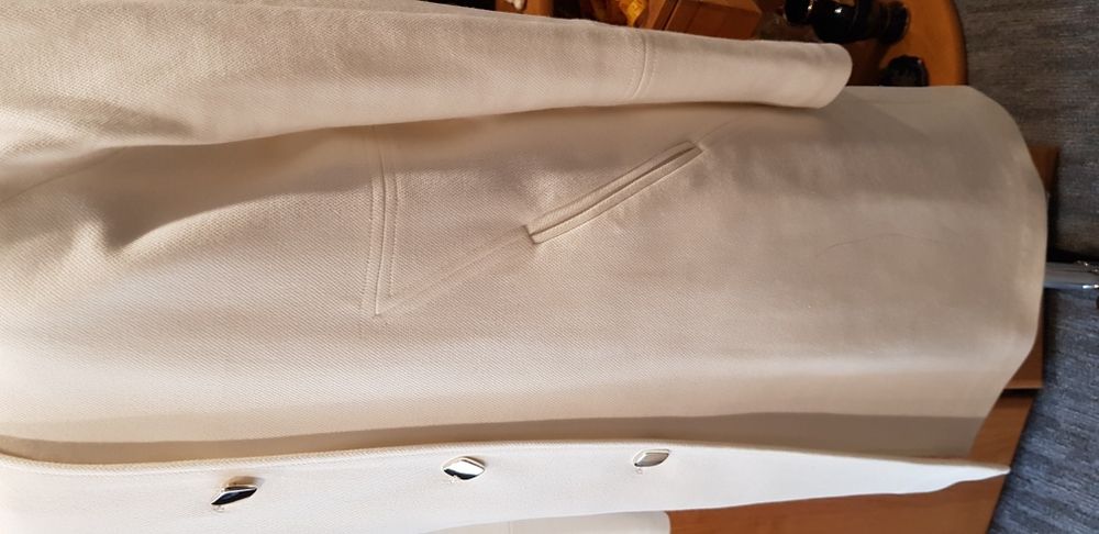 Biały płaszcz damski