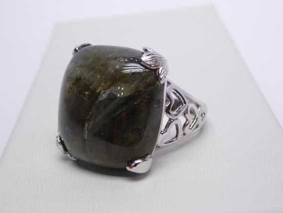 Srebrny pierścionek labradoryt R.22 ażurowe serca po bokach obrączki