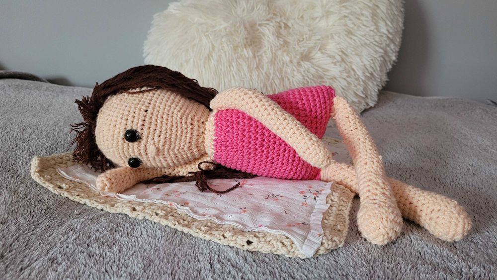 Lalka na szydełku z akcesoriami