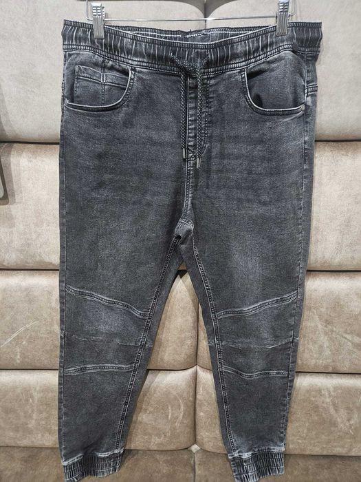 Spodnie Jogger kolor czarny przcierany CROPP rozmiar 32/34