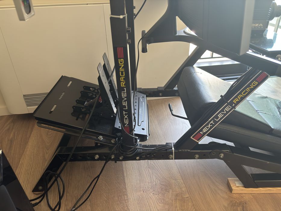 Cockpit Next Level Racing F-GT + Suporte Monitor