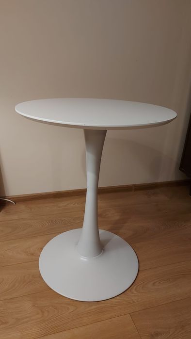 Biały stół i krzesła komplet