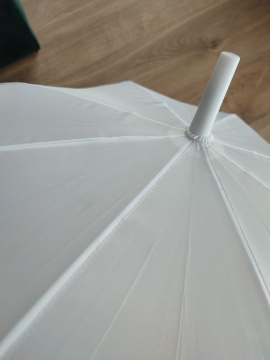 Biały parasol ślubny