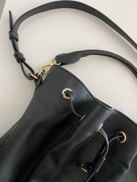 Bolsa bucket em pele preta com pochete interior