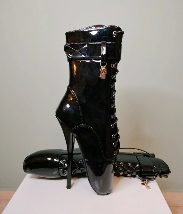 Botas PUNISHMENT com salto agulha estremo e cadeado PRETO VERNIZ