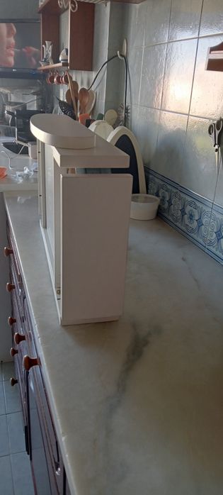 Mesa livro e duas cadeiras