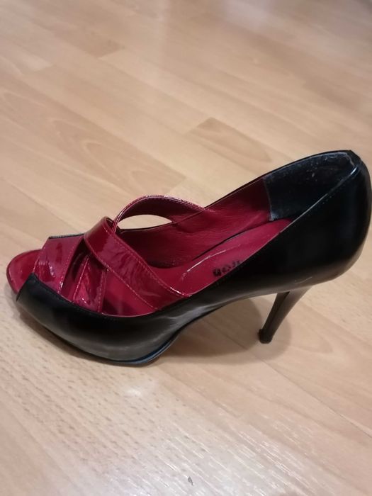 Buty na obcasie ze skóry lakierowanej
