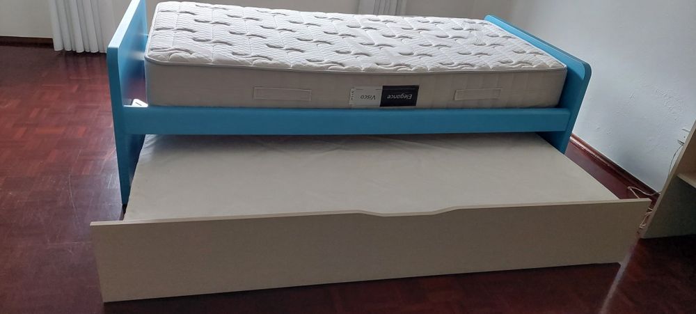 Cama de criança com 2 colchões