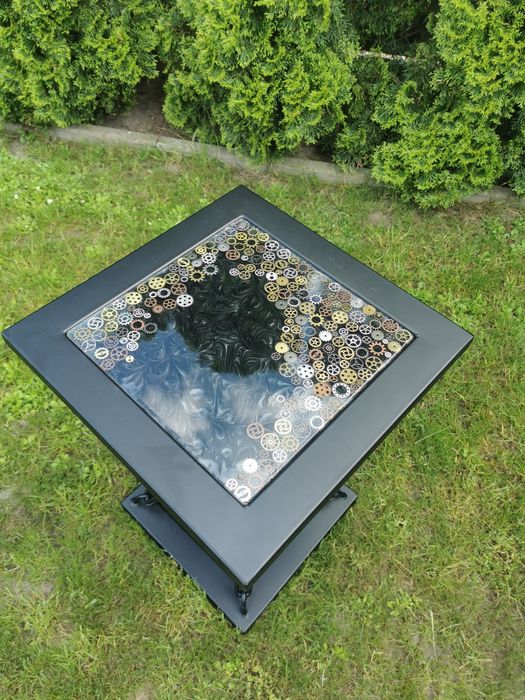 Stolik na łańcuchach