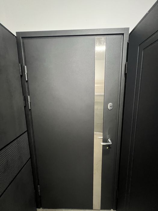 Вхідні двері в будинок,квартиру