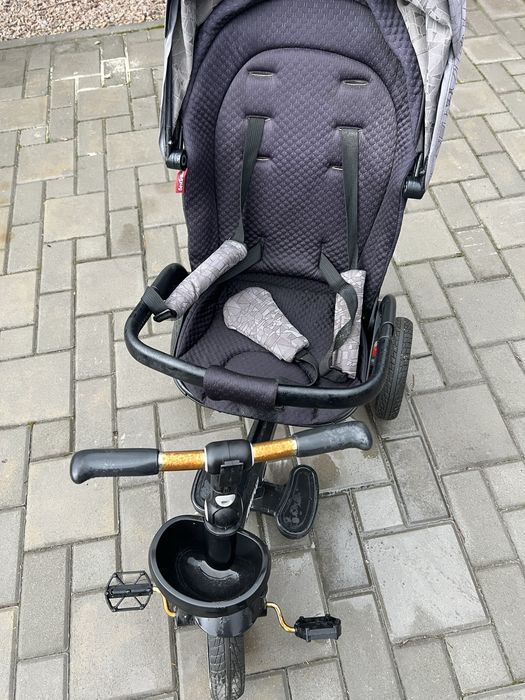 Коляска, велосипед чорного кольору