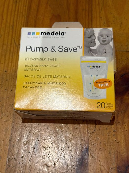 Medela extrator de leite e esterilizador de biberões.