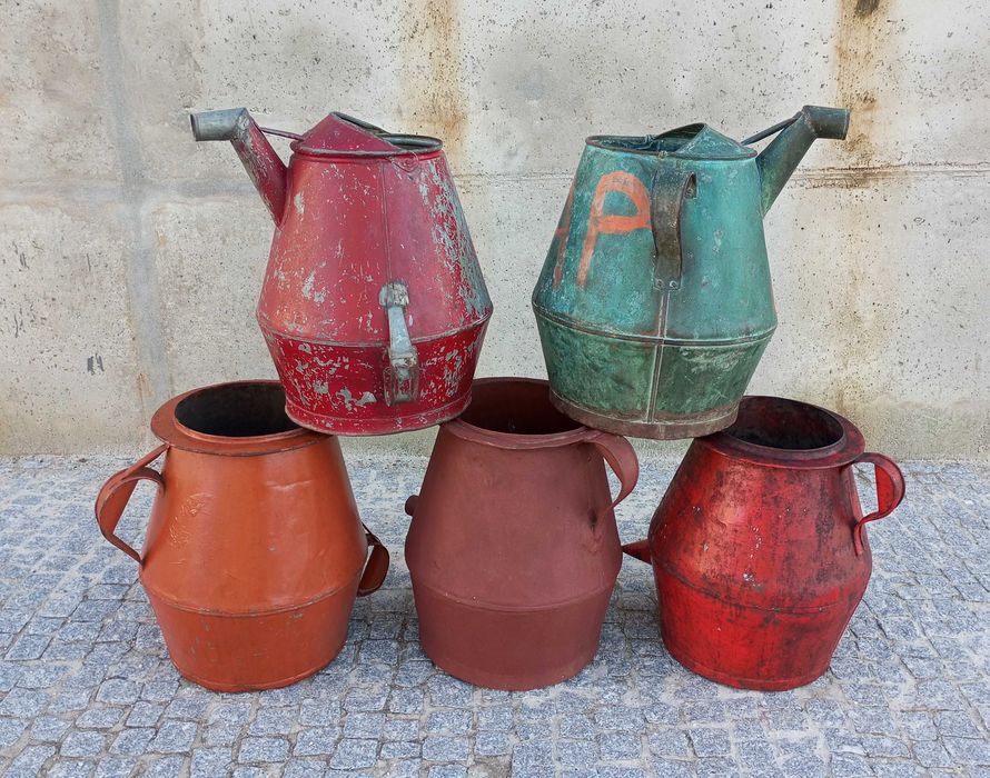 Antigos almudes cântaros em chapa pintados