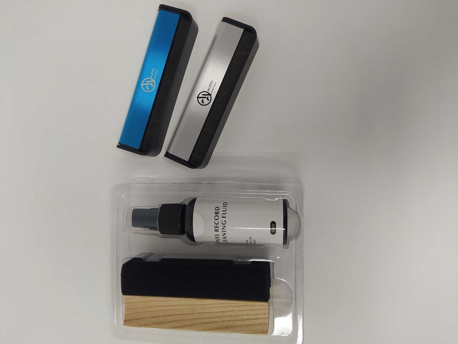 Щітки для догляду за вініловими платівками