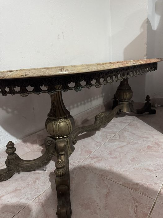Vendo mesa de ferro com tampo em marmore