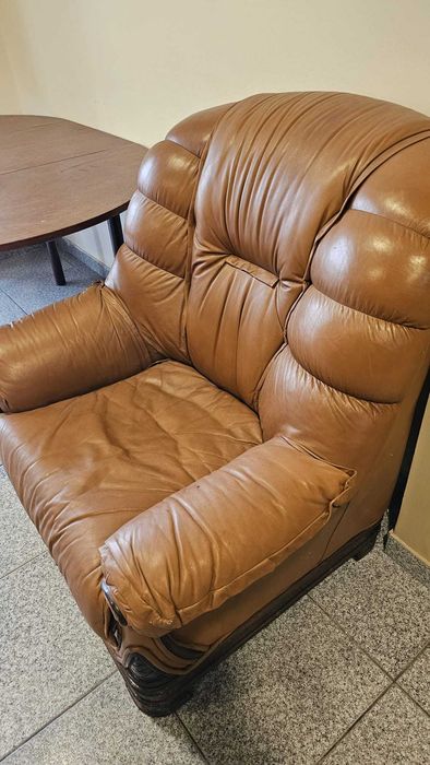 Sofá, mesa e móvel de madeira!!