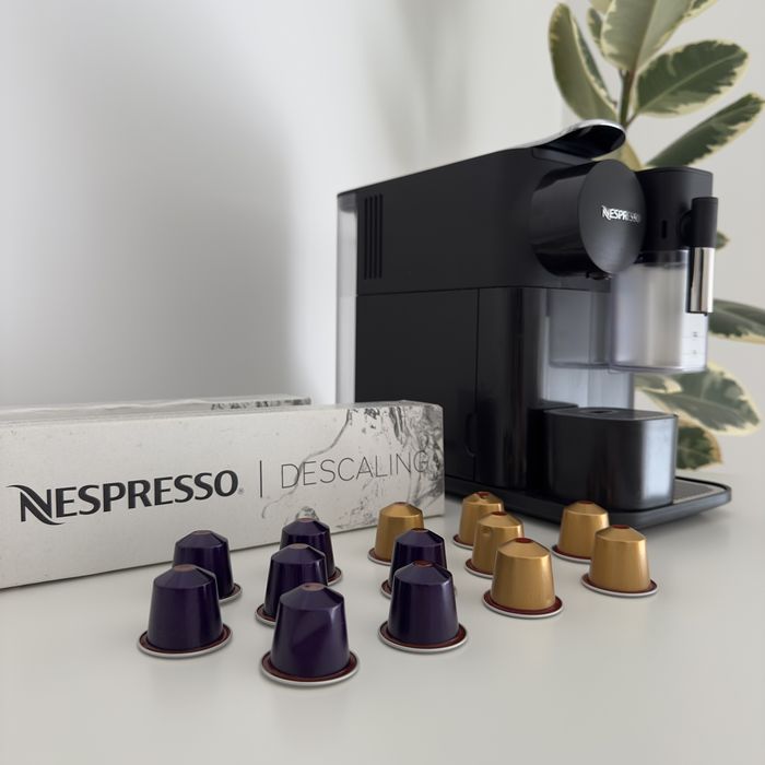 Máquina de café Nespresso Delonghi preta