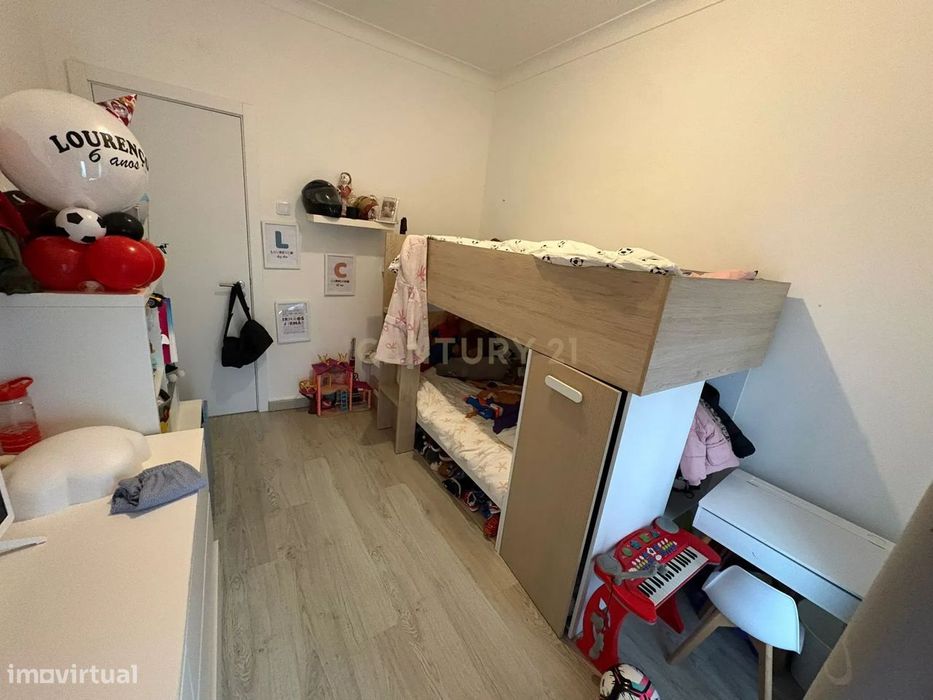 Apartamento T2 Renovado na Venda Nova – Zona Calma e Bem Localizada