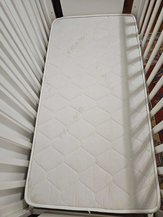 Cama trama com colchão, em excelente estado.