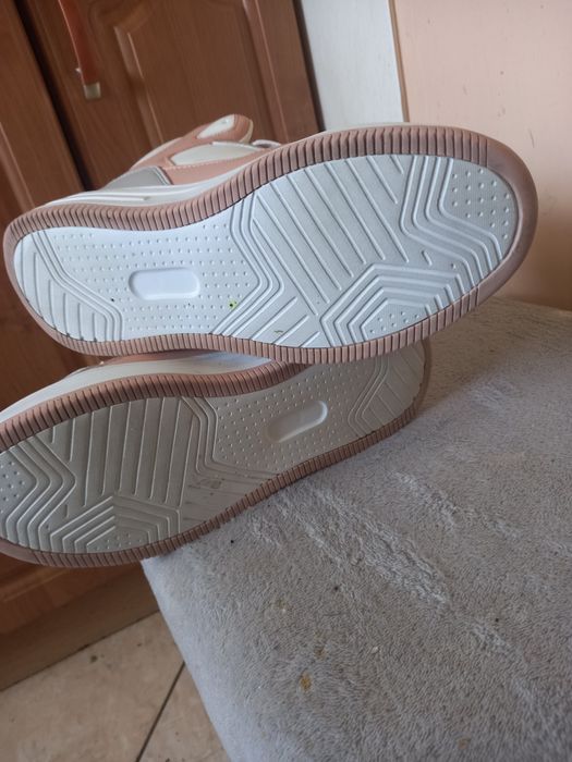 Buty białe sportowe wygodne lekkie marki sprandi
