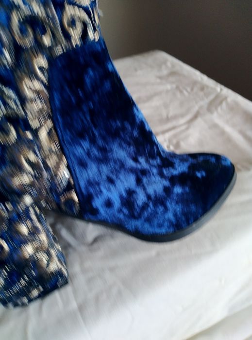 Botas Altas em Veludo com Bordados Luxo (Salto Grosso)