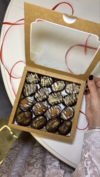 Фініки у бельгійському шоколаді з горіхами всередині