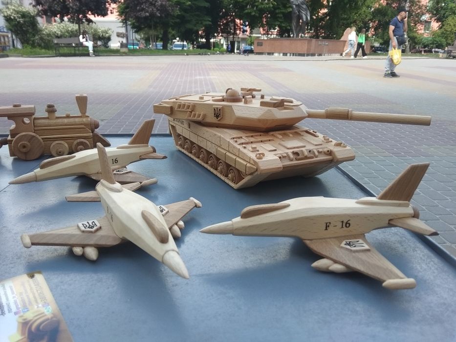 Сувенір з дерева ,,Літачок F-16''