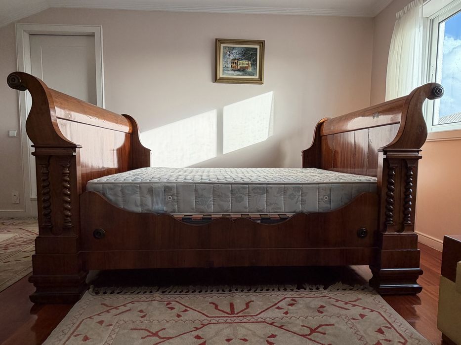 Vendo  cama de casal antiga estilo Imperio, madeira maciça.