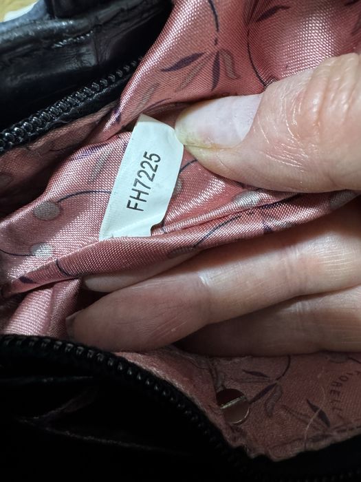 Сумочка бренду Fiorelli с тисненням під крокодила.