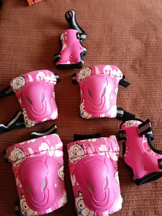 Capacete, cotoveleiras, joelheiras, proteção de pulsos