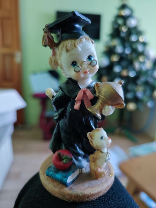 Продам статуэтку учёного новую