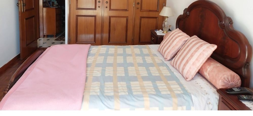 Cama de casal em bom estado