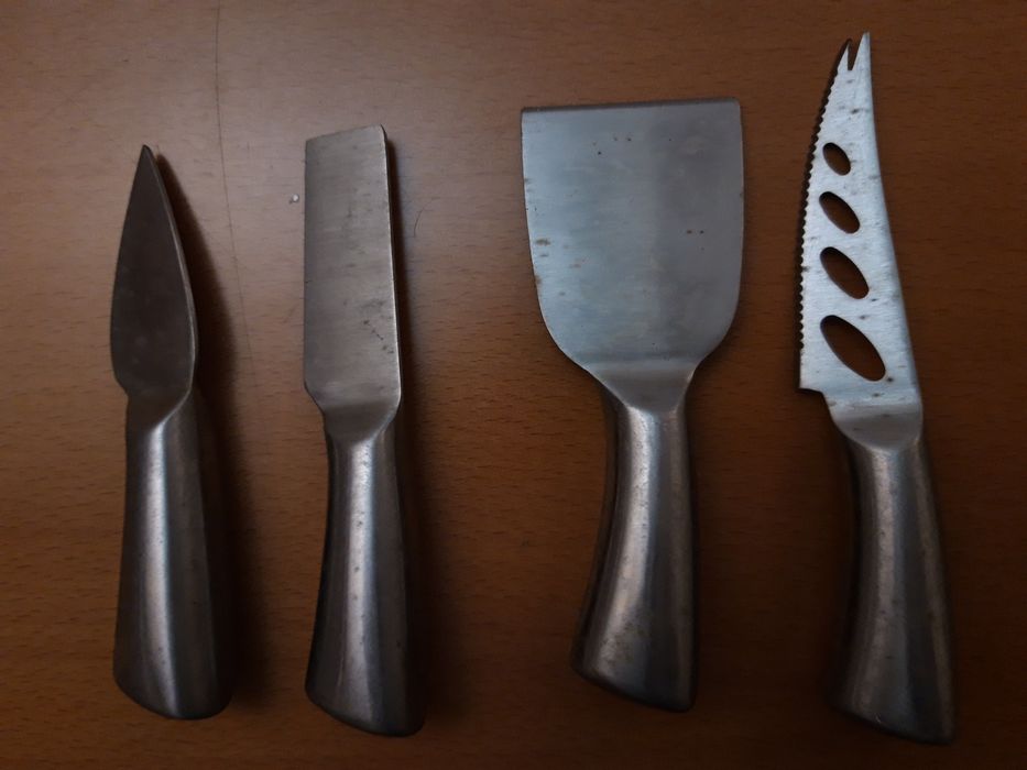 Pequenas facas de aço para cortar queijo
