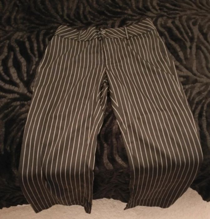 Calça larga com riscas