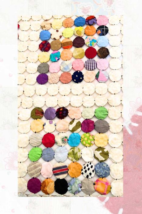 Linda e colorida colcha de fuxico, antiga e em ótimo estado.